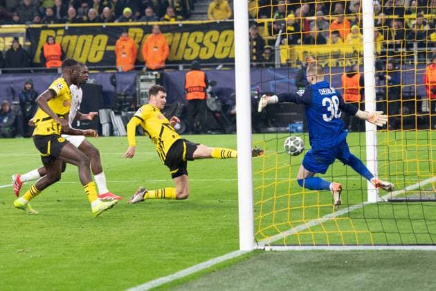 Abseitstor von Pascal GROSS (Groß, DO) Fussball Champions League, Achtelfinale, Round of 16, Borussia Dortmund (DO) - OSC Lille (LOSC) am 04.03.2025 in Dortmund Deutschland. UEFA regulations prohibit any use of photographs as image sequences and or quasi-video Â