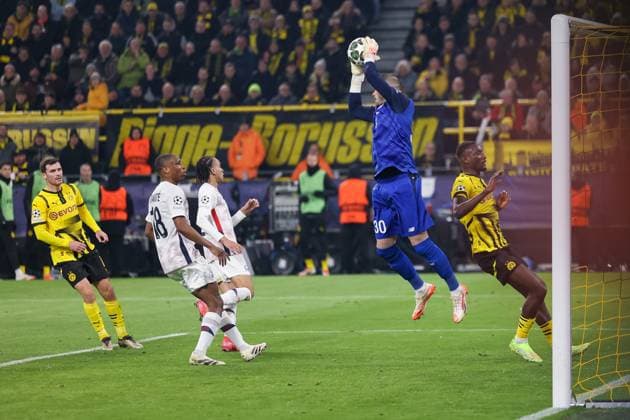 04.03.2025, UEFA Champions League, Achtelfinale, Borussia Dortmund - Lille OSC, Torwart Lucas Chevalier (LOSC Lille) fängt den Ball ab, Dortmund Signal Iduna Park NRW Deutschland xRHR-FOTO DEx Copyright: DennisxEwert RHR-FOTOx RHR-FOTO DE
