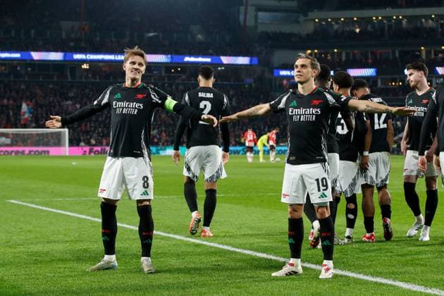 Martin odegaard of Arsenal celebrates scoring the goal for their side with their teammates to make it 4-1 PSV Eindhoven v Arsenal, UEFA Champions League, Round of 16, First Leg, Football, Philips Stadion, Eindhoven, Netherlands - 04 Mar 2025 EDITORIAL USE ONLY No use with unauthorised audio, video, data, fixture lists, club league logos or live services. Online in-match use limited to 120 images, no video emulation. No use in betting, games or single club league player publications. Copyright: xBartxStoutjesdijk Shutterstockx 15176980bh