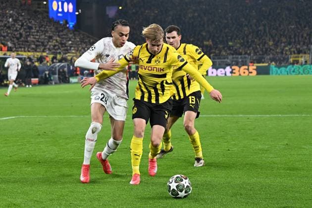 Ethan Mbappe (Lille OSC) und Daniel Svensson (Borussia Dortmund) battle for the ball during the UEFA Champions League 2024 25 Round of 16 First Leg match between Borussia Dortmund and LOSC Lille at Signal Iduna Park on March 4, 2025 in Dortmund, Germany. (Photo by Ralf Treese DeFodi Images)