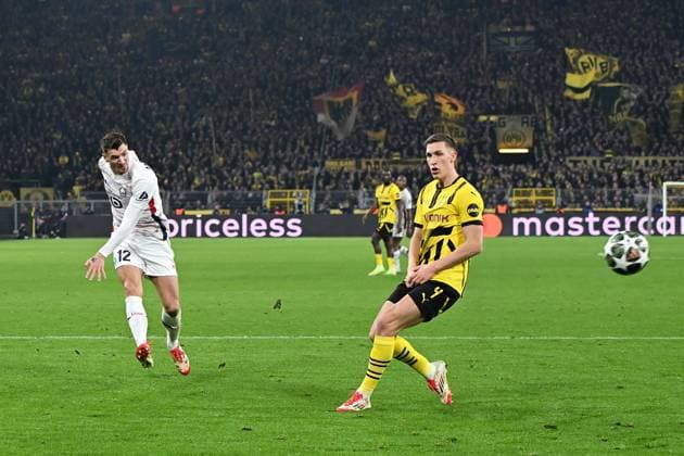 Thomas Meunier (Lille OSC) und Nico Schlotterbeck (Borussia Dortmund) battle for the ball during the UEFA Champions League 2024 25 Round of 16 First Leg match between Borussia Dortmund and LOSC Lille at Signal Iduna Park on March 4, 2025 in Dortmund, Germany. (Photo by Ralf Treese DeFodi Images)