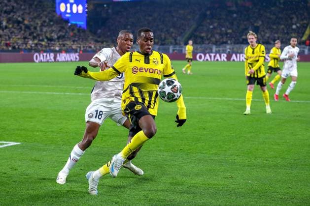 04.03.2025, Fußball, UEFA Champions League, Borussia Dortmund - OSC Lille, Signal Iduna Park, Runde der 16, Saison 2024 2025: Bafode Diakite (LOSC Lille 18) im Zweikampf gegen Jamie Gittens (BVB 43) Nordrhein-Westfalen Deutschland