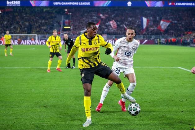 04.03.2025, Fußball, UEFA Champions League, Borussia Dortmund - OSC Lille, Signal Iduna Park, Runde der 16, Saison 2024 2025: Ethan Mbappe (LOSC Lille 29) im Zweikampf gegen Jamie Gittens (BVB 43) Nordrhein-Westfalen Deutschland