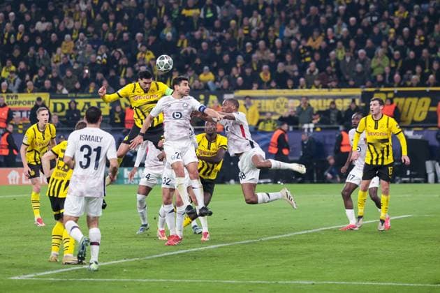 04.03.2025, UEFA Champions League, Achtelfinale, Borussia Dortmund - Lille OSC, Emre Can (Borussia Dortmund) verlängert auf Pascal Groß (Borussia Dortmund) der knapp im Abseits steht, Dortmund Signal Iduna Park NRW Deutschland xRHR-FOTO DEx Copyright: DennisxEwert RHR-FOTOx RHR-FOTO DE