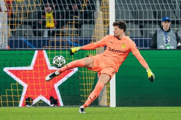 UEFA Champions League, Borussia Dortmund - LOSC Lille; 04.03.2025 Gregor Kobel (Borussia Dortmund, 1) Abschlag, schießt UEFA Champions League Achtelfinale Hinspiel, Borussia Dortmund - LOSC Lille; Dortmund, SIGNAL IDUNA PARK am 04.03.2025 Copyright: xBEAUTIFULxSPORTS Wunderlx