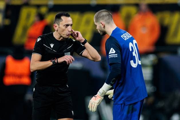 UEFA Champions League, Borussia Dortmund - LOSC Lille; 04.03.2025 Schiedsrichter José Maria Sanchez Martinez (Spanien) spricht mit Lucas Chevalier (LOSC Lille, 30) UEFA Champions League Achtelfinale Hinspiel, Borussia Dortmund - LOSC Lille; Dortmund, SIGNAL IDUNA PARK am 04.03.2025 Copyright: xBEAUTIFULxSPORTS Wunderlx