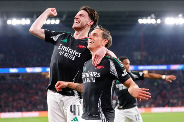 EINDHOVEN, 04-03-2025, Philips Stadium, UEFA Champions League, round of 16 1st leg, season 2024 25, match between PSV and Arsenal, Arsenal player Declan Rice, Arsenal player Leandro Trossard celebrating the 1-5 PSV - Arsenal  x28169638x Copyright: