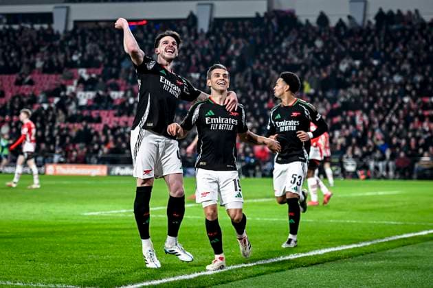 Arsenal midfielder Declan Rice, Arsenal midfielder Leandro Trossard celebrating the goal 1-5, during the match PSV - Arsenal at the Philips stadium for the UEFA Champions League- Round of 16 - 1st leg season 2024-2025 in EINDHOVEN, Netherlands on 4 march 2025, (photo by Stefan Koops EYE4images DeFodi Images)
