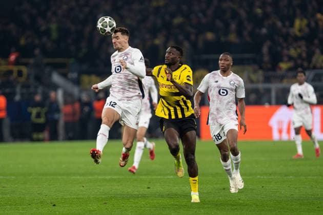 GER, UEFA Champions League, Borussia Dortmund vs OSC Lille 04.03.2025, Signal Iduna Park, Dortmund, GER, UEFA Champions League, Borussia Dortmund vs OSC Lille Im Bild: Kopfballduell Kopfball Zweikampf zwischen Thomas Meunier (OSC Lille, 12) und Serhou Guirassy (BV Borussia Dortmund, 9)