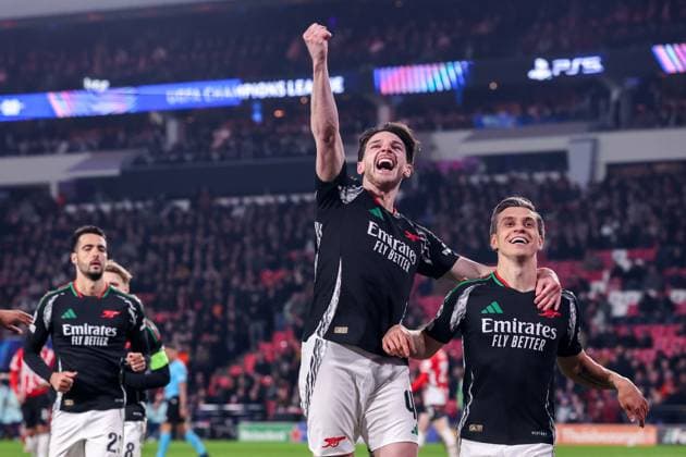 2025-03-04 PSV v Arsenal FC - UEFA Champions League 2024 25 Round of 16 First Leg EINDHOVEN, NETHERLANDS - MARCH 4: Leandro Trossard of Arsenal FC celebrates after scoring his teams fifth goal, Declan Rice during the UEFA Champions League 2024 25 Round of 16 First Leg match between PSV and Arsenal FC at PSV Stadion on March 4, 2025 in Eindhoven, Netherlands. Eindhoven PSV Stadion Netherlands Content not available for redistribution in The Netherlands directly or indirectly through any third parties. Copyright: xBenxGalx