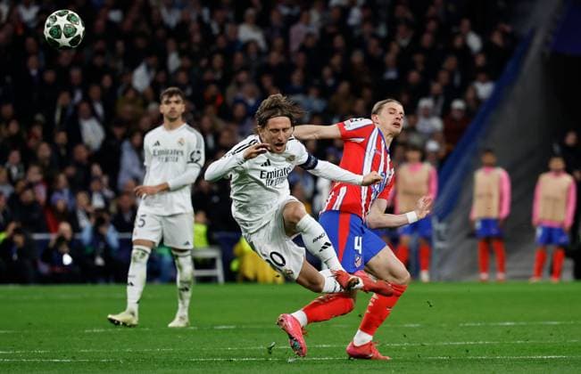 Conor Gallagher of Atletico Madrid fouls Luka Modric of Real Madrid Real Madrid v Atletico Madrid , UEFA Champions League, Round of 16, First Leg, Football, Santiago Bernabeu, Madrid, Spain - 04 Mar 2025 EDITORIAL USE ONLY No use with unauthorised audio, video, data, fixture lists, club league logos or live services. Online in-match use limited to 120 images, no video emulation. No use in betting, games or single club league player publications. Copyright: xRubenxAlbarran Shutterstockx 15178301cy