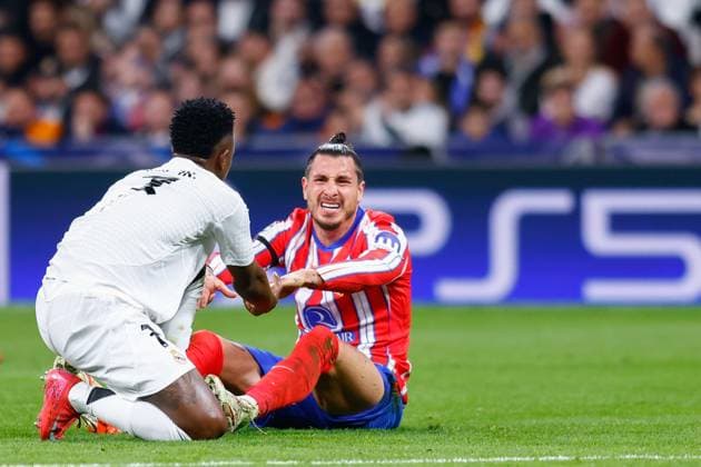 March 4, 2025, Madrid, Madrid, SPAIN: Jose Gimenez of Atletico de Madrid hurts during the UEFA Champions League 2024 25 League Round of 16 First Leg match between Real Madrid CF and Atletico de Madrid, at Santiago Bernabeu stadium on March 04, 2025, in Madrid, Spain. Madrid SPAIN - ZUMAa181 20250304_zaa_a181_106 Copyright: xDennisxAgyemanx