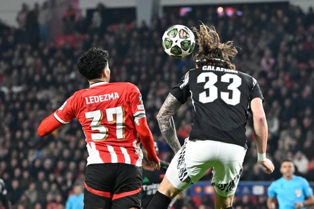 PSV Eindhoven v Arsenal Champions League 04 03 2025. Arsenal defender Riccardo Calafiori (33) heads the ball during the Champions League match between PSV Eindhoven and Arsenal at Philips Stadion, Eindhoven, Netherlands on 4 March 2025. Eindhoven Philips Stadion Endhoven Netherlands Editorial use only , Copyright: xSimonxTraylenx PSI-21570-0060