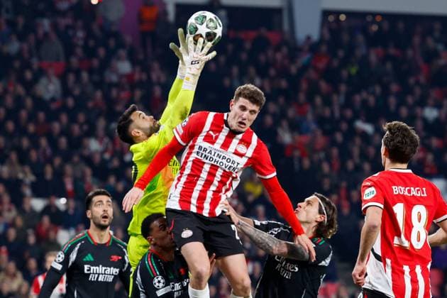 David Raya Arsenal FC catch the ball, with Guus Til of PSV Eindhoven , UEFA Champions League 2024 25 Round of 16 First Leg, PSV Eindhoven v Arsenal FC, Philips Stadion, March 4, 2025, Eindhoven, Netherlands.