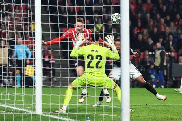 EINDHOVEN, 04-03-2025, Philips Stadium, UEFA Champions League, round of 16 1st leg, season 2024 25, match between PSV and Arsenal, PSV player Luuk de Jong, Arsenal keeper David Raya, Arsenal player Gabriel PSV - Arsenal  x28169804x Copyright: