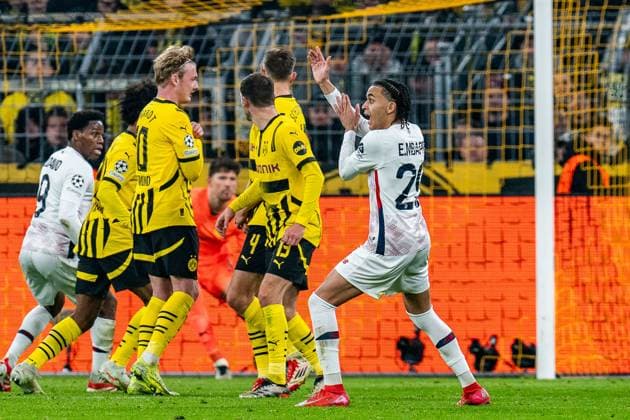 Sport Bilder des Tages 04.03.2025, Borussia Dortmund vs. OSC Lille, UEFA Champions League, Achtelfinale-Hinspiel Ethan Mbappe (OSC Lille, 29) will ein Handspiel gesehen haben beim Freistoss gegen Karim Adeyemi (Borussia Dortmund, 27) Julian Brandt (Borussia Dortmund, 10) Nico Schlotterbeck (Borussia Dortmund, 4) Pascal Gross (Borussia Dortmund, 13) Copyright: xBahhoxKarax