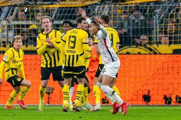 04.03.2025, Borussia Dortmund vs. OSC Lille, UEFA Champions League, Achtelfinale-Hinspiel Ethan Mbappe (OSC Lille, 29) will ein Handspiel gesehen haben beim Freistoss gegen Karim Adeyemi (Borussia Dortmund, 27) Julian Brandt (Borussia Dortmund, 10) Nico Schlotterbeck (Borussia Dortmund, 4) Pascal Gross (Borussia Dortmund, 13) Copyright: xBahhoxKarax