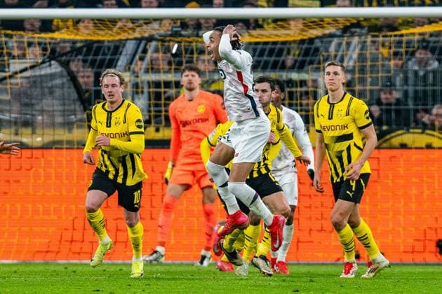 04.03.2025, Borussia Dortmund vs. OSC Lille, UEFA Champions League, Achtelfinale-Hinspiel Ethan Mbappe (OSC Lille, 29) will ein Handspiel gesehen haben beim Freistoss gegen Karim Adeyemi (Borussia Dortmund, 27) Julian Brandt (Borussia Dortmund, 10) Nico Schlotterbeck (Borussia Dortmund, 4) Pascal Gross (Borussia Dortmund, 13) Copyright: xBahhoxKarax