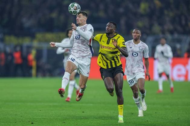 Fußball Champions League Achtelfinale Borussia Dortmund - Lille OSC am 04.03.2025 im Signal Iduna Park in Dortmund Thomas Meunier ( Lille ), links - Serhou Guirassy ( Dortmund ), rechts