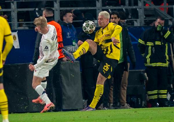 Julian Ryerson (Borussia Dortmund, 26) und Hakon Arnar Haraldsson (OSC Lille, 7) Borussia Dortmund vs. OSC Lille, Fussball, UEFA Champions League, Round of 16, Saison 2024 2025, 04.03.2025 DFL regulations prohibit any use of photographs as image sequences and or quasi-video. Copyright: HMBxMedia xMarcoxBader