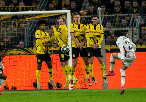 Freistoss von Ethan Mbappe (OSC Lille, 29) in die Mauer von Borussia Dortmund. Borussia Dortmund vs. OSC Lille, Fussball, UEFA Champions League, Round of 16, Saison 2024 2025, 04.03.2025 DFL regulations prohibit any use of photographs as image sequences and or quasi-video. Copyright: HMBxMedia xMarcoxBader