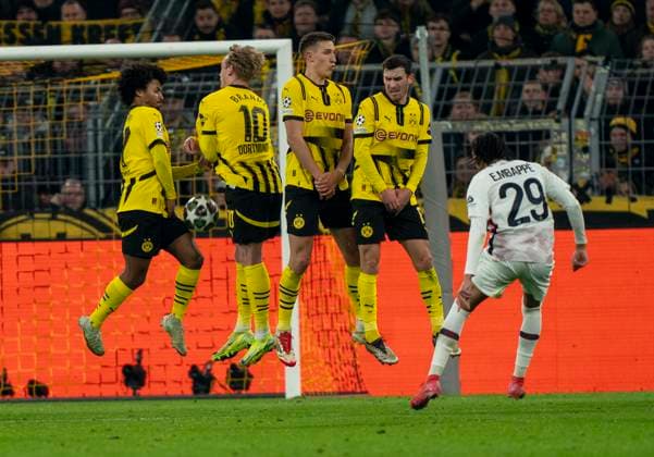 Freistoss von Ethan Mbappe (OSC Lille, 29) in die Mauer von Borussia Dortmund. Borussia Dortmund vs. OSC Lille, Fussball, UEFA Champions League, Round of 16, Saison 2024 2025, 04.03.2025 DFL regulations prohibit any use of photographs as image sequences and or quasi-video. Copyright: HMBxMedia xMarcoxBader