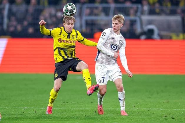 04.03.2025, Fußball, UEFA Champions League, Borussia Dortmund - OSC Lille, Signal Iduna Park, Runde der 16, Saison 2024 2025: Daniel Svensson (BVB 24) im Zweikampf gegen Hakon Arnar Haraldsson (LOSC Lille 7) Nordrhein-Westfalen Deutschland
