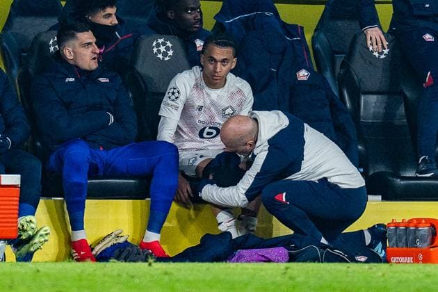 04.03.2025, Borussia Dortmund vs. OSC Lille, UEFA Champions League, Achtelfinale-Hinspiel Ethan Mbappe (OSC Lille, 29) musste verletzt ausgwechselt werden und wird auf der Ersatzbank behandelt Copyright: xBahhoxKarax