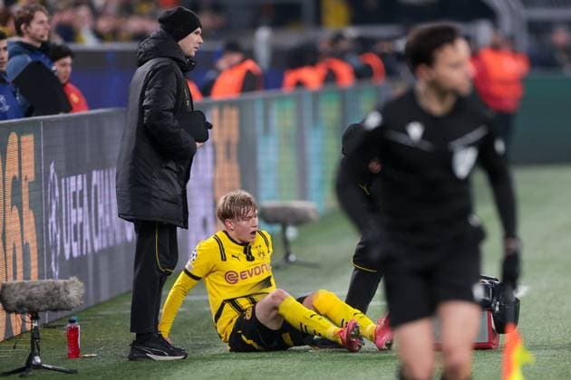 04.03.2025, UEFA Champions League, Achtelfinale, Borussia Dortmund - Lille OSC, Daniel Svensson (Borussia Dortmund) wird behandelt und verletzt ausgewechselt, Dortmund Signal Iduna Park NRW Deutschland xRHR-FOTO DEx Copyright: DennisxEwert RHR-FOTOx RHR-FOTO DE