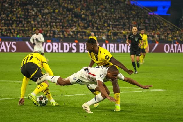 Dortmund, Deutschland 04. März 2025: Champions League - 2024 2025 - Borussia Dortmund vs. OSC Lille Im Bild: v.li im Zweikampf Julian Brandt (BVB), Bafode Diakite (OSC Lille) und Serhou Guirassy (BVB) Signal Iduna Park Nordrhein Westfalen Copyright: xFotostandx xFantinix