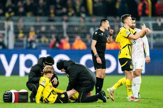 UEFA Champions League, Borussia Dortmund - LOSC Lille; 04.03.2025 Daniel Jonathan Svensson (Borussia Dortmund, 24) wird auf dem Feld behandelt, Nico Schlotterbeck (Borussia Dortmund, 4) gestikuliert dass er ausgewechselt werden muss UEFA Champions League Achtelfinale Hinspiel, Borussia Dortmund - LOSC Lille; Dortmund, SIGNAL IDUNA PARK am 04.03.2025 Copyright: xBEAUTIFULxSPORTS Wunderlx