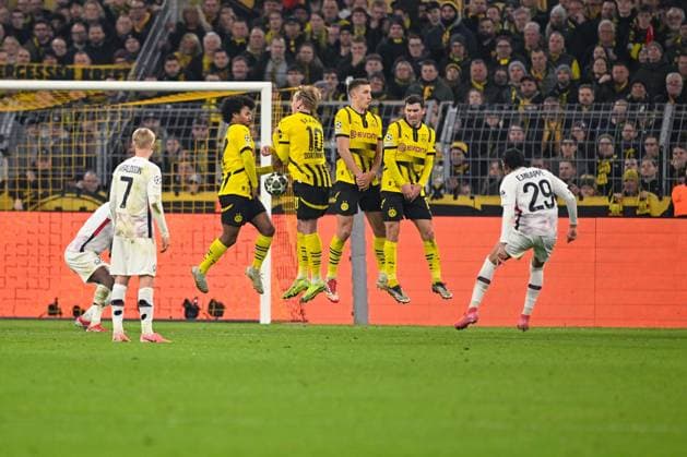 04.03.2025, Fussball UEFA Champions League 2024 2025, Achtelfinale, Borussia Dortmund - Lille OSC, im Signal-Iduna-Park, Ethan MbappÃ (OSC Lille) schießt den Freistoß, Karim Adeyemi (Borussia Dortmund), Julian Brandt (Borussia Dortmund), Nico Schlotterbeck (Borussia Dortmund), Pascal Groß (Borussia Dortmund)