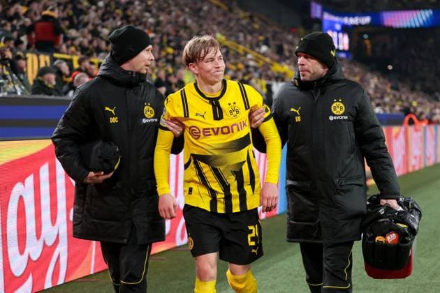 Sport Bilder des Tages 04.03.2025, UEFA Champions League, Achtelfinale, Borussia Dortmund - Lille OSC, Daniel Svensson (Borussia Dortmund) wird behandelt und verletzt ausgewechselt, Dortmund Signal Iduna Park NRW Deutschland xRHR-FOTO DEx Copyright: DennisxEwert RHR-FOTOx RHR-FOTO DE
