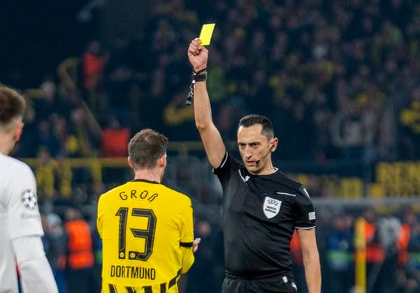 Gelbe Karte für Pascal Gross (Groß) (Borussia Dortmund, 13) von Jose Maria Sanchez Martinez (Referee, Spain) Borussia Dortmund vs. OSC Lille, Fussball, UEFA Champions League, Round of 16, Saison 2024 2025, 04.03.2025 DFL regulations prohibit any use of photographs as image sequences and or quasi-video. Copyright: HMBxMedia xMarcoxBader