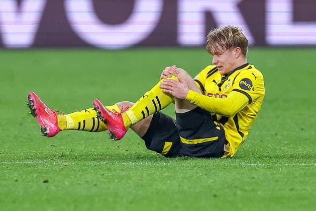 04.03.2025, Fußball, UEFA Champions League, Borussia Dortmund - OSC Lille, Signal Iduna Park, Runde der 16, Saison 2024 2025: Daniel Svensson (BVB 24) liegt verletzt mit Schmerzen auf dem Spielfeld und muss medizinisch versorgt werden Nordrhein-Westfalen Deutschland