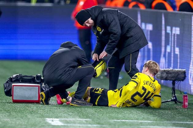 04.03.2025, Fußball, UEFA Champions League, Borussia Dortmund - OSC Lille, Signal Iduna Park, Runde der 16, Saison 2024 2025: Daniel Svensson (BVB 24) liegt verletzt mit Schmerzen auf dem Spielfeld und muss medizinisch versorgt werden Nordrhein-Westfalen Deutschland