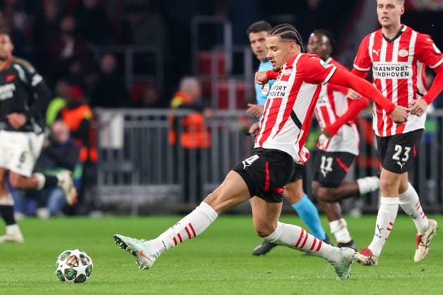 2025-03-04 PSV v Arsenal FC - UEFA Champions League 2024 25 Round of 16 First Leg EINDHOVEN, NETHERLANDS - MARCH 4: Armando Obispo of PSV runs with the ball during the UEFA Champions League 2024 25 Round of 16 First Leg match between PSV and Arsenal FC at PSV Stadion on March 4, 2025 in Eindhoven, Netherlands. Eindhoven PSV Stadion Netherlands Content not available for redistribution in The Netherlands directly or indirectly through any third parties. Copyright: xBenxGalx