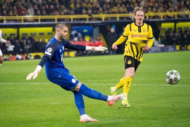 Torwart Lucas CHEVALIER (LOSC) pariert eine Torchance vor Julian BRANDT (DO) Aktion, Zweikampf, Fussball Champions League, Achtelfinale, Round of 16, Borussia Dortmund (DO) - OSC Lille (LOSC) 1-1 am 04.03.2025 in Dortmund Deutschland. UEFA regulations prohibit any use of photographs as image sequences and or quasi-video Â