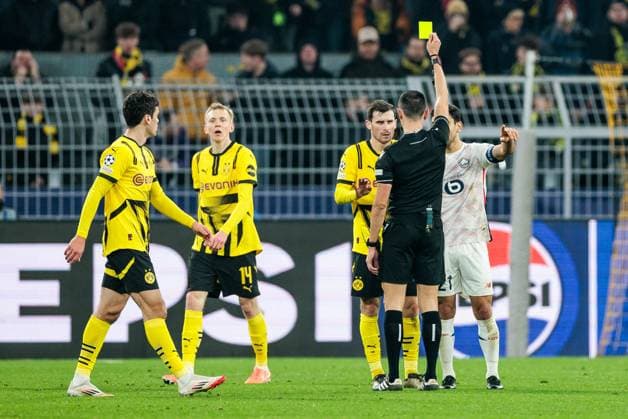 UEFA Champions League, Borussia Dortmund - LOSC Lille; 04.03.2025 Pascal Gross (Borussia Dortmund, 13) sieht Gelb UEFA Champions League Achtelfinale Hinspiel, Borussia Dortmund - LOSC Lille; Dortmund, SIGNAL IDUNA PARK am 04.03.2025 Copyright: xBEAUTIFULxSPORTS Wunderlx