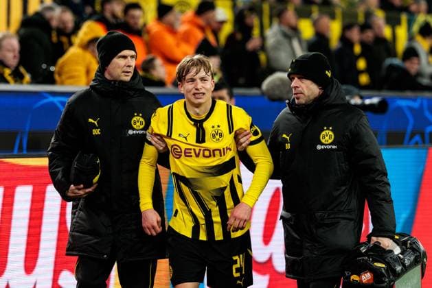 UEFA Champions League, Borussia Dortmund - LOSC Lille; 04.03.2025 Daniel Jonathan Svensson (Borussia Dortmund, 24) muss verletzt vom Platz begleitet werden UEFA Champions League Achtelfinale Hinspiel, Borussia Dortmund - LOSC Lille; Dortmund, SIGNAL IDUNA PARK am 04.03.2025 Copyright: xBEAUTIFULxSPORTS Wunderlx