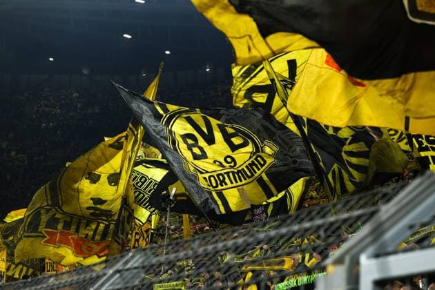 04.03.2025, UEFA Champions League, Achtelfinale, Borussia Dortmund - Lille OSC, Fans des BVB schwenken Fahnen, Dortmund Signal Iduna Park NRW Deutschland xRHR-FOTO DEx Copyright: DennisxEwert RHR-FOTOx RHR-FOTO DE