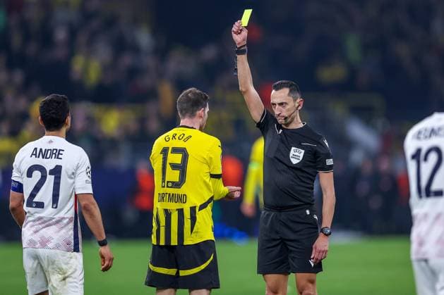 04.03.2025, Fußball, UEFA Champions League, Borussia Dortmund - OSC Lille, Signal Iduna Park, Runde der 16, Saison 2024 2025: Pascal Groß (BVB 13) bekommt von Schiedsrichter Jose Maria Sanchez Martinez die Gelbe Karte Nordrhein-Westfalen Deutschland