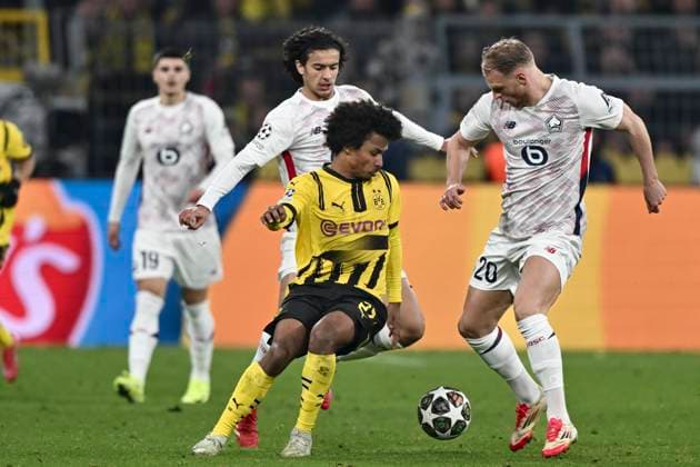 v. li. im Kampf um den Ball Karim Adeyemi (Dortmund 27) Ayyoub Bouaddi (Lille OSC 32) Mitchel Bakker (Lille OSC 20) 04.03.2025 Fussball, Champions League, Borussia Dortmund vs Lille OSC, Signal Iduna Park, Dortmund,