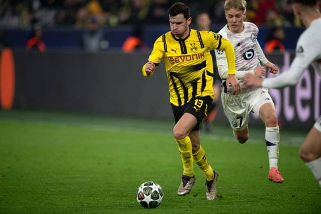 Pascal GROSS (Groß, DO) gegen Hakon HARALDSSON (LOSC) Aktion, Zweikampf, Fussball Champions League, Achtelfinale, Round of 16, Borussia Dortmund (DO) - OSC Lille (LOSC) 1-1 am 04.03.2025 in Dortmund Deutschland. UEFA regulations prohibit any use of photographs as image sequences and or quasi-video Â