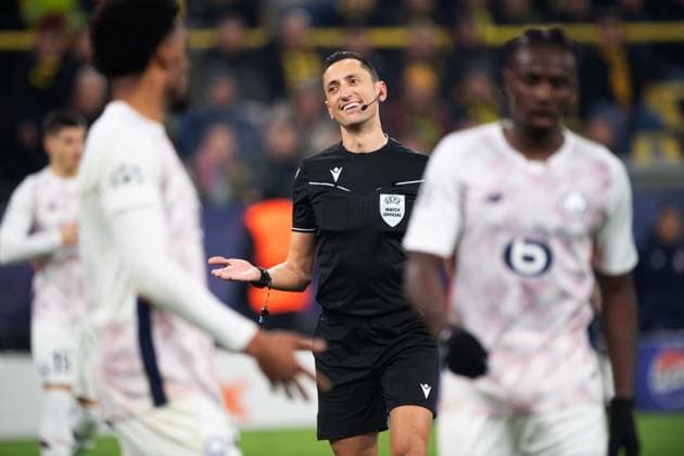 Schiedsrichter Jose Maria Sanchez Martinez, Gestik, Geste, gestikuliert, Fussball Champions League, Achtelfinale, Round of 16, Borussia Dortmund (DO) - OSC Lille (LOSC) 1-1 am 04.03.2025 in Dortmund Deutschland. UEFA regulations prohibit any use of photographs as image sequences and or quasi-video Â