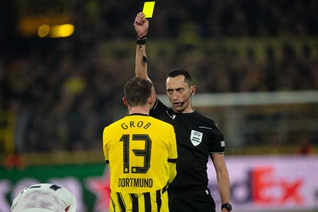 Schiedsrichter Jose Maria Sanchez Martinez, Gestik, Geste, gestikuliert, zeigt Pascal GROSS (Groß, DO) die gelbe Karte, Verwarnung Fussball Champions League, Achtelfinale, Round of 16, Borussia Dortmund (DO) - OSC Lille (LOSC) 1-1 am 04.03.2025 in Dortmund Deutschland. UEFA regulations prohibit any use of photographs as image sequences and or quasi-video Â