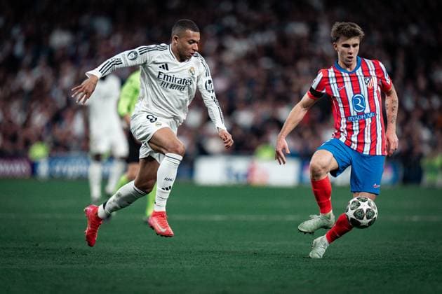 Real Madrid CF v Atletico de Madrid - UEFA Champions League MADRID, SPAIN, MARCH 4: Kylian Mbappe of Real Madrid CF and Pablo Barrios of Atletico de Madrid during the 1st leg UEFA Champions League round of 16 between Real Madrid CF and Atletico de Madrid at Estadio Santiago Bernabeu on March 4, 2025 in Madrid, Spain. Madrid Estadio Santiago Bernabeu Madrid Spain Copyright: xAlexxPerezx RealMadridAtleticoUCL4March378