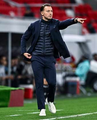 AFC CHAMPIONS LEAGUE ELITE, AL RAYYAN SC (QTR) v AL AHLI SFC (KSA) Matthias Jaissle, head coach of Al Ahli SFC reacts during the AFC Champions League football match Round of 16 between Qatar s Al Rayyan SC and Saudi Arabia s Al Ahli SFC at Ahmad Bin Ali Stadium in Al Rayyan, Qatar, on March 4, 2025. DOHA Qatar Copyright: xNAUSHADx