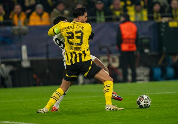 Zweikampf zwischen: Emre Can (Borussia Dortmund, 23) und Jonathan David (OSC Lille, 9) Borussia Dortmund vs. OSC Lille, Fussball, UEFA Champions League, Round of 16, Saison 2024 2025, 04.03.2025 DFL regulations prohibit any use of photographs as image sequences and or quasi-video. Copyright: HMBxMedia xMarcoxBader