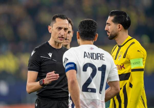Jose Maria Sanchez Martinez (Referee, Spain) diskutiert mit Benjamin Andre (OSC Lille, 21) und Emre Can (Borussia Dortmund, 23) Borussia Dortmund vs. OSC Lille, Fussball, UEFA Champions League, Round of 16, Saison 2024 2025, 04.03.2025 DFL regulations prohibit any use of photographs as image sequences and or quasi-video. Copyright: HMBxMedia xMarcoxBader